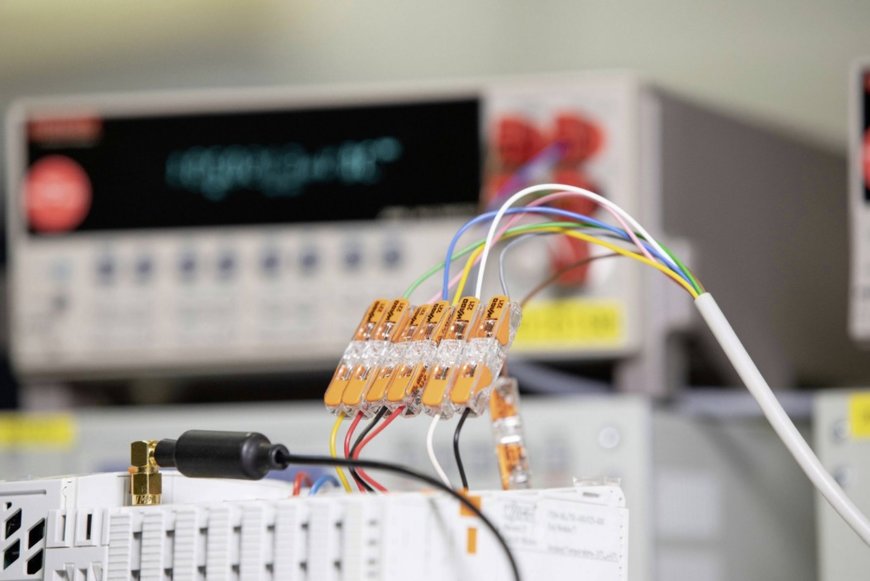 Innovative Durchgangsverbinder von WAGO für ein-, fein- und mehrdrähtige Leiter von 0,2 bis 4 mm² in Durchgangsrichtung
